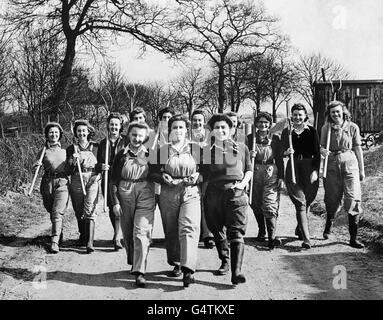 Membres de l'Armée de terre des femmes (filles terrestres) de diverses régions du pays, certains avec des fourches au-dessus de leurs épaules. En arrière-plan se trouve une hutte de berger, utilisée comme abri pendant l'agnelage. Banque D'Images