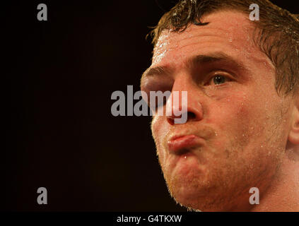 Ryan Toms après que l'arbitre a décidé qu'il n'était pas dans l'état de continuer contre Joe Selkirk dans leur concours Light Middeweight à l'Olympia de Liverpool, Liverpool. Banque D'Images