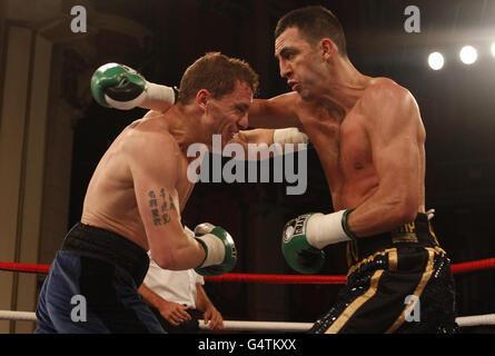 Boxe - Concours MiddlewEight - Ryan Toms contre Joe Selkirk - Liverpool Olympia.Ryan Toms (à gauche) en action contre Joe Selkirk dans le cadre de leur concours Light MiddlewEight à l'Olympia de Liverpool. Banque D'Images