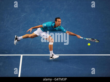 Michael Llodra en France en action contre Andy Murray en Grande-Bretagne pendant le sixième jour de l'Open d'Australie de 2012 à Melbourne Park à Melbourne, en Australie. Banque D'Images