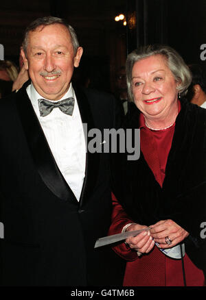 Roy Edward Disney neveu de Walt Disney et vice-président et chef de l'animation de The Disney Corporation avec son épouse, arrivent pour la première britannique de « Fantasia/2000 » de Walt Disney au Royal Albert Hall, à Londres. Banque D'Images