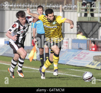 Le Celtic Joe Ledley détient Paul McGowan de St Mirren (à gauche) lors du match de la première ligue écossaise de la banque Clydesdale à St Mirren Park, Paisley. Banque D'Images