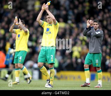 Russell Martin (au centre), Andrew Surman (à droite) et Bradley Johnson (à gauche) de Norwich City reconnaissent la foule après le coup de sifflet final. Banque D'Images