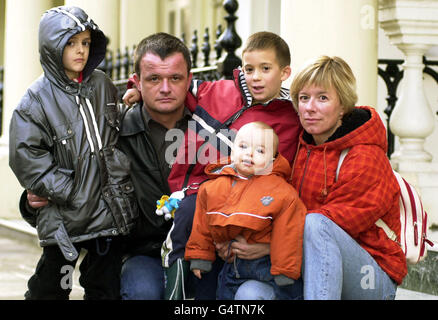 Helen Davies, 36 avec son frère Paul Davies 33, Et ses enfants à l'ambassade royale de Thaïlande à Londres, où ils ont remis une pétition demandant la libération de leur père John, d'une prison thaïlandaise, où il a été détenu pour trafic d'héroïne depuis dix ans. * John est détenu à la prison de Bangkwang et n'a jamais rencontré ses petits-enfants (l-r) Paul, huit, Louis, six, et un an Tom. Banque D'Images