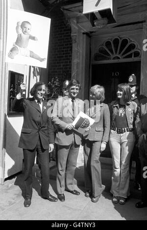 (l-r) Lord Avebury, collègue libéral, personnalité de la télévision Michael Parkinson et sa femme Mary, et la chanteuse Sandie Shaw au 10 Downing Street à Londres pour présenter l'appel à l'action au gouvernement, pour adopter une politique sur le contrôle de la population. Banque D'Images