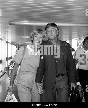 Mary et Michael Parkinson à l'aéroport de Heathrow à Londres en provenance d'Australie. Banque D'Images