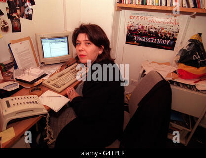 Claire Fox, co-éditeur de LM Magazine.Le 28 février 2000, à la haute Cour de Londres, LM défendrait un bref de libelle, introduit par ITN, pour la publication par LM d'un article de Thomas Deichmann qui examinait la couverture par ITN du camp de Trnpolje en août 1992.*camp serbe bosniaque. Banque D'Images