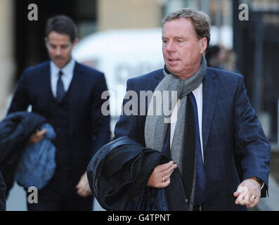 Jamie Redknapp (à gauche) suit son père, Harry Redknapp, directeur de Tottenham Hotspur, dans le tribunal de la Couronne de Southwark, à Londres, où Harry est accusé d'évasion fiscale. Banque D'Images