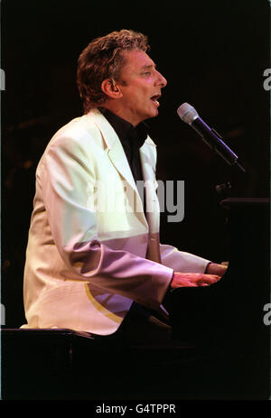 Barry Manilow jouant du piano, en concert au stade Wembley. Banque D'Images