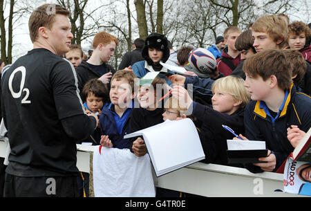 Rugby Union - session de formation en Angleterre - terrains de jeux de l'Université de Leeds.Chris Ashton, de l'Angleterre, signe des autographes pour les fans après une session de formation qui s'est tenue à l'Université de Leeds Playing Fields, Weetwood, Leeds. Banque D'Images