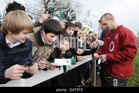 Stuart Lancaster, entraîneur-chef intérimaire de l'Angleterre, signe des autographes pour les fans après une séance de formation tenue à l'Université de Leeds Playing Fields, Weetwood, Leeds. Banque D'Images