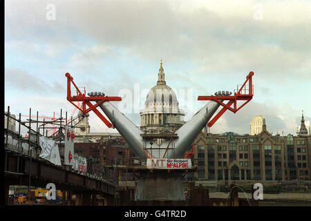 Les travaux commencent sur le nouveau pont piétonnier Millennium Bridge au-dessus de la Tamise à Londres. Le pont relie la nouvelle Tate Gallery, située dans l'ancienne centrale électrique de Bankside, et la rive nord de la Tamise, près de la cathédrale St Pauls. Banque D'Images