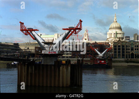 Les travaux commencent sur le nouveau pont piétonnier Millennium Bridge au-dessus de la Tamise à Londres. Le pont relie la nouvelle Tate Gallery, située dans l'ancienne centrale électrique de Bankside, et la rive nord de la Tamise, près de la cathédrale St Pauls. Banque D'Images