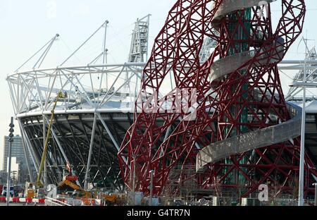 Vue sur l'Orbit d'ArcelorMittal en face du stade olympique au parc olympique de Stratford, dans l'est de Londres, au début du compte à rebours de six mois jusqu'au début des Jeux. Banque D'Images