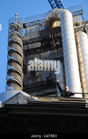 Les membres d'Occupy London ont vu en face du bâtiment Lloyds of London Insurance, alors qu'ils se trouvent sur le toit des bureaux anciennement utilisés par Rafidain Bank, dans la City de Londres. Banque D'Images