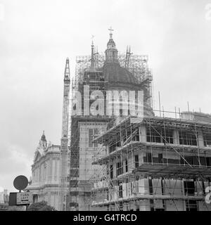 La nouvelle flèche en fibre de verre est en place au sommet de l'ancienne église Saint-Augustin qui jouxte Saint-Paul et sera la nouvelle école de choeur de la cathédrale. La flèche de 35 pieds, conforme à la conception originale de l'architecte, a été placée sur l'église Wren. Des échafaudages entourent encore St. Paul's, qui a été en cours de nettoyage Banque D'Images