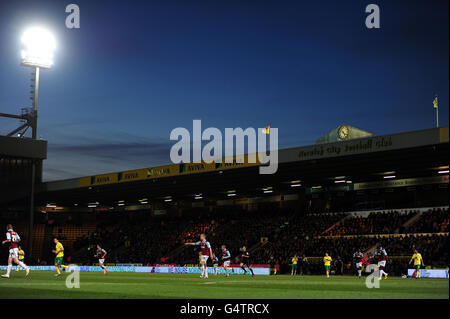 Une vue générale de l'action de match entre Norwich City et Burnley à Carrow Road Banque D'Images