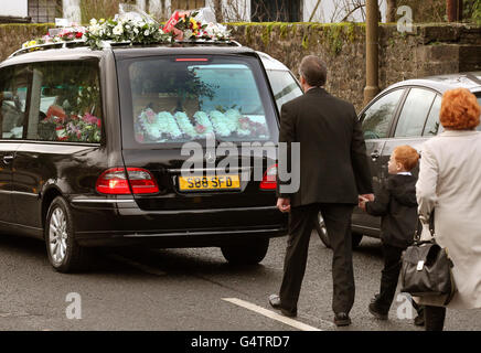 La famille de l'ancien finaliste du facteur X Kerry McGregor, dont son fils de sept ans Joshua et son associé Dean Robertson, comme ils suivent son cercueil lors de ses funérailles au Kirk de Calder à Mid Calder, West Lothian. APPUYEZ SUR ASSOCIATION photo. Date de la photo: Mardi 10 janvier 2011. L'auteur-compositeur-interprète de Pumpherston, West Lothian, âgé de 37 ans, est décédé la semaine dernière après avoir perdu sa bataille contre le cancer de la vessie, dans la série 2006 du spectacle. Voir l'histoire FUNÉRAIRE de l'AP McGregor. Le crédit photo devrait se lire comme suit : Andrew Milligan/PA Wire Banque D'Images