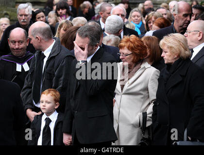 La famille de l'ancien finaliste du facteur X Kerry McGregor, dont son fils de sept ans Joshua et son associé Dean Robertson (au centre), comme ils suivent son cercueil lors de ses funérailles au Kirk de Calder à Mid Calder, West Lothian.APPUYEZ SUR ASSOCIATION photo.Date de la photo: Mardi 10 janvier 2011.L'auteur-compositeur-interprète de Pumpherston, West Lothian, âgé de 37 ans, est décédé la semaine dernière après avoir perdu sa bataille contre le cancer de la vessie, dans la série 2006 du spectacle.Voir l'histoire FUNÉRAIRE de l'AP McGregor.Le crédit photo devrait se lire comme suit : Andrew Milligan/PA Wire Banque D'Images