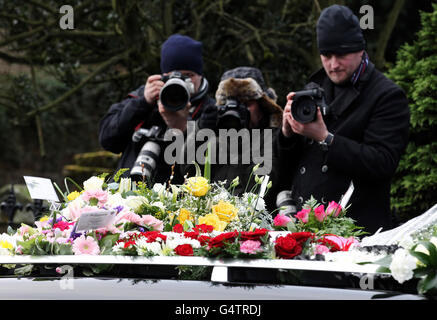 Les photographes prennent des photos d'une note de Sharon Osbourne lors des funérailles de l'ancien finaliste du facteur X Kerry McGregor au Kirk of Calder à Mid Calder, West Lothian. APPUYEZ SUR ASSOCIATION photo. Date de la photo: Mardi 10 janvier 2011. L'auteur-compositeur-interprète de Pumpherston, West Lothian, âgé de 37 ans, est décédé la semaine dernière après avoir perdu sa bataille contre le cancer de la vessie, dans la série 2006 du spectacle. Voir l'histoire FUNÉRAIRE de l'AP McGregor. Le crédit photo devrait se lire comme suit : Andrew Milligan/PA Wire Banque D'Images