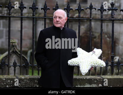 Un deuil (nom inconnu) apporte des fleurs aux funérailles de l'ancien finaliste du facteur X Kerry McGregor au Kirk de Calder à Mid Calder, Lothian occidental. APPUYEZ SUR ASSOCIATION photo. Date de la photo: Mardi 10 janvier 2011. L'auteur-compositeur-interprète de Pumpherston, West Lothian, âgé de 37 ans, est décédé la semaine dernière après avoir perdu sa bataille contre le cancer de la vessie, dans la série 2006 du spectacle. Voir l'histoire FUNÉRAIRE de l'AP McGregor. Le crédit photo devrait se lire comme suit : Andrew Milligan/PA Wire Banque D'Images