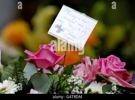 Une note sur les fleurs de Susan Boyle se trouve à côté du cercueil de l'ancien finaliste du facteur X Kerry McGregor à ses funérailles au Kirk de Calder à Mid Calder, West Lothian. APPUYEZ SUR ASSOCIATION photo. Date de la photo: Mardi 10 janvier 2011. L'auteur-compositeur-interprète de Pumpherston, West Lothian, âgé de 37 ans, est décédé la semaine dernière après avoir perdu sa bataille contre le cancer de la vessie, dans la série 2006 du spectacle. Voir l'histoire FUNÉRAIRE de l'AP McGregor. Le crédit photo devrait se lire comme suit : Andrew Milligan/PA Wire Banque D'Images