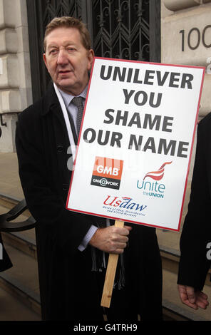 Len McCluskey, secrétaire général du syndicat Unite à la manifestation Unilever devant le bureau des entreprises de Londres. Banque D'Images