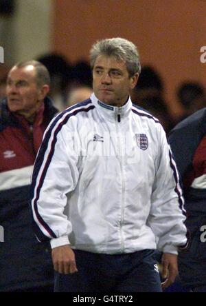 Cette image ne peut être utilisée que dans le contexte d'une fonction éditoriale.Kevin Keegan, directeur de l'Angleterre, se rend à mi-temps dans les vestiaires lors du match de qualification des championnats d'Europe 2000 contre l'Écosse à Wembley. Banque D'Images