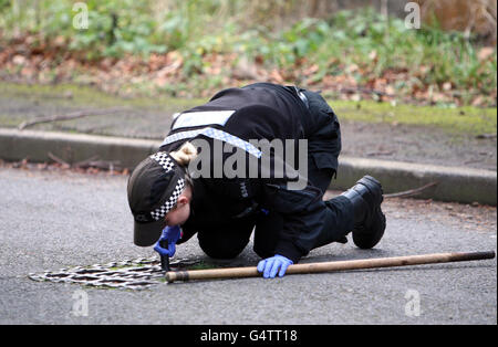 La police fouille la zone autour de la maison à Handsworth Wood, Birmingham, où les corps d'avtar et de Carole Kolar ont été découverts ce matin, semant une double enquête de meurtre. Banque D'Images