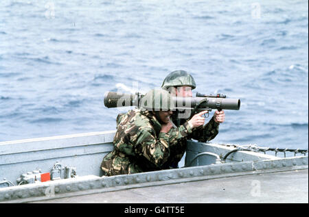 Royal Marines Clive Douglas (l) et Nigel Littlehurst de 40 Commando pratiquant avec une arme anti-char Carl Gustav à bord du HMS Hermes alors qu'elle se dirige vers le sud jusqu'aux îles Falkland. Banque D'Images