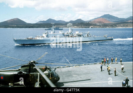 LA GUERRE DES MALOUINES : les navires de la Marine au large de l'île de l'Ascension dans l'Atlantique Sud sur le chemin des îles Falkland. Banque D'Images