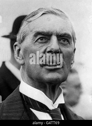 SEPTEMBRE 1938 : Neville Chamberlain (1869-1940), homme d'État conservateur britannique et Premier ministre (1937-1940) qui a poursuivi une politique d'apaisement envers l'Allemagne nazie. Après l'invasion allemande de la Pologne, il a déclaré la guerre le 3 septembre 1939. Banque D'Images