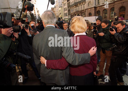 Neil Hamilton et sa femme Christine arrivent à la haute Cour de Londres pour attirer l'attention des médias. L'ancien député de Tatton poursuit le patron de Harrods, M. Al Fayed, pour des commentaires qu'il a formulés dans un programme Channel 4 Dispatches. * M. Al Fayed a affirmé qu'il avait versé des paiements en espèces à M. Hamilton en échange de questions parlementaires dans les années 80. Banque D'Images