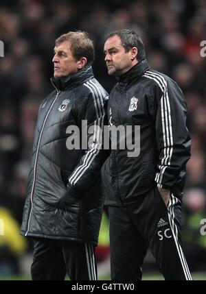 Football - Carling Cup - demi-finale - première étape - Manchester City / Liverpool - Etihad Stadium.Kenny Dalglish, directeur de Liverpool (à gauche), et Steve Clarke, assistant sur la ligne de contact Banque D'Images