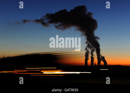 LES ÉDITEURS NOTENT LES TRACES DE LUMIÈRE CRÉÉES À L'AIDE DE LA VITESSE D'OBTURATION LENTE. Le soleil se couche derrière la centrale électrique de Ratcliffe-on-Soar, près de Nottingham. APPUYEZ SUR ASSOCIATION photo. Date de la photo: Vendredi 13 janvier 2012. Le crédit photo devrait se lire comme suit : Andrew Matthews/PA Wire Banque D'Images