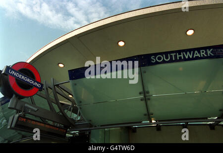 L'extérieur de la station de métro Southwark, conçu par MaCormac Jamieson Prichard, est maintenant ouvert dans le cadre de l'extension de la ligne de métro Jubilee de Londres. * 8/1/03: Terry Morgan, chef de la direction de tube Lines, donnait plus de détails sur la modernisation des trois lignes dans une conférence de presse à la station dans le sud de Londres. La semaine dernière, la société tube Lines a conclu l'accord qui prévoit qu'elle assume la responsabilité de l'infrastructure des lignes Jubilee, Northern et Piccadilly du métro de Londres. Banque D'Images