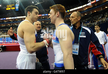 Le Kristian Thomas (à gauche) de Grande-Bretagne est félicité par Daniel Purvis après avoir gagné l'or sur le bar horizontal pendant la gymnastique internationale Visa à la North Greenwich Arena, Londres. Banque D'Images