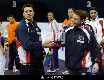 Kristian Thomas en Grande-Bretagne est félicité par Daniel Purvis (à droite) après avoir remporté l'or sur le bar horizontal pendant la gymnastique internationale Visa à la North Greenwich Arena, Londres. Banque D'Images