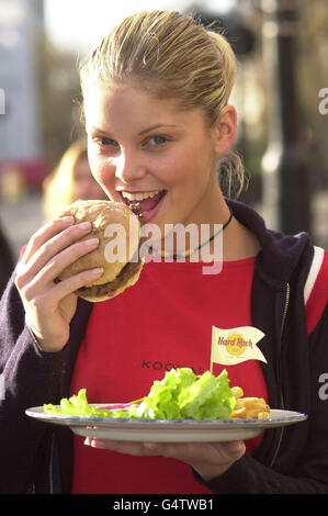 Miss UK, Nicola Willoughby, 19 ans, se lance dans un hamburger au Hard Rock Cafe de Londres pour promouvoir le prochain concours Miss World qui se tiendra à Londres. Banque D'Images