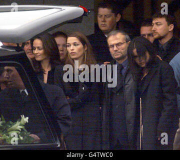 Groupe de pop irlandais les Corrs (L-R) Sharon, Caroline et Andrea, avec leur père Gerry, aux funérailles de leur mère à l'église catholique romaine du Rédempteur à Dundalk, comté de Louth, Irlande.Leur mère Jean, 57 ans, est décédée après avoir subi une crise d'asthme.* dans un hôpital à Newcastle upon Tyne Banque D'Images