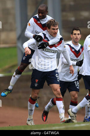 Rangers Nikica Jelavic (à gauche) célèbre son deuxième but lors du match de la Clydesdale Bank Scottish Premier League au McDiarmid Park. Perth. Banque D'Images