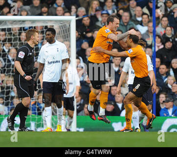 Steven Fletcher (au centre) de Wolverhampton Wanderers célèbre le premier but de son côté lors du match de la Barclays Premier League à White Hart Lane, Londres. Banque D'Images