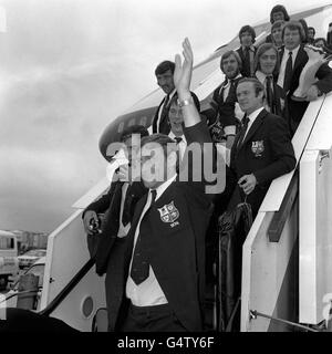 Le capitaine Willie John McBride se délague devant les foules de fans tandis que lui et ses coéquipiers des lions britanniques inbattus arrivent à l'aéroport d'Heathrow pour rejoindre un héros Bienvenue. Banque D'Images