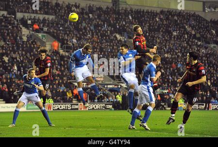 Football - Barclays Premier League - Wigan Athletic / Manchester City - DW Stadium.Edin Dzeko de Manchester City (troisième à partir de la droite) marque le but d'ouverture du match Banque D'Images