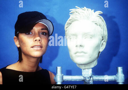 Spice Girl Victoria Adams posant à côté d'une tête d'argile lors de sa deuxième séance au cirque de Rock de Madame Tussaud. Il s'agit du premier groupe pop à être modelé par Madame Tussaud comme un ensemble complet depuis le 'Fab four' original en 1964. * les filles dévoileront leurs « doubles » au Rock Circus à Piccadilly. Banque D'Images