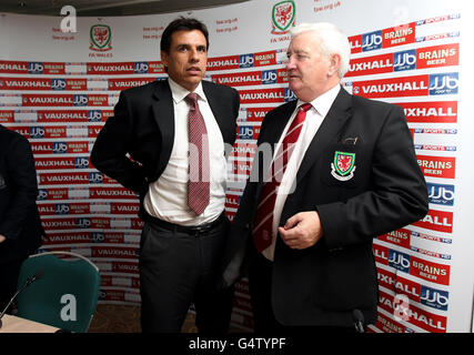Le nouveau directeur du pays de Galles, Chris Coleman (à gauche), accompagné de Phil Pritchard, président du Welsh FA (à droite), lors d'une conférence de presse à l'hôtel St David's de Cardiff. Banque D'Images