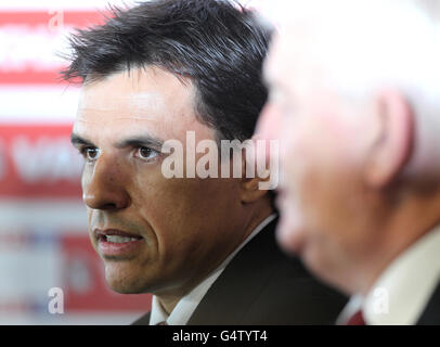 Chris Coleman, directeur de la Nouvelle-Galles (à gauche), s'adresse aux médias À la conférence de presse d'aujourd'hui, le président de la FAW, Phil Pritchard Banque D'Images