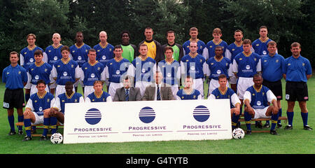 Southend United football Club. * Back Row (G-D) Chris Perkins, Neil Campbell, Leo Roget, Simon Coleman, Melvin Capleton, Stephen Spittle, Martin Margetson, David Morley, Neil Tolson, Adam Maure et Simon Livett. Middle Row (G-D) John Gowens, Martin Booty, Trevor Fitzpatrick, Mark Beard, Kevin Maher, Gordon Connelly, Adrian Clarke, Barry Conlon, David Whyte, Rob Newman, Mick Gooding et John Threadgold. Front Row (G-D) Garry Cross, Yemi Abiodun, Scott Houghton, John main (président), Alan Little (directeur), Nathan Jones, Lian Haux et Neville Roach. Banque D'Images