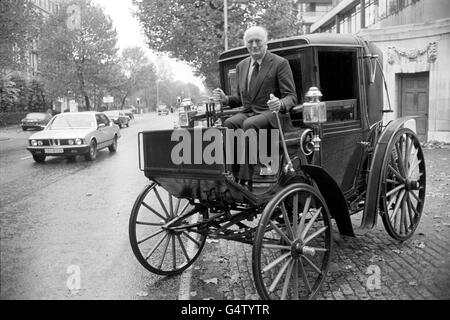 Lord Montagu, de Beaulieu, dans le siège conducteur d'une Benz 1899 qui aurait donné au monde automobile la description « coupé » à l'extérieur du terrain de cricket de Lord à Londres quand, en tant que président de l'organisme international de gouvernance des voitures anciennes,Il assistait à la deuxième journée des réunions de la Fédération des véhicules ancienne (FIVA) avant la course commémorative RAC de Londres à Brighton. Banque D'Images