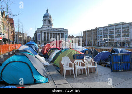 Une vue générale du camp d'Occupy Nottingham dans le centre-ville, comme le 23 janvier est l'anniversaire de 100 jours de l'occupation du pays par le mouvement de la cathédrale Saint-Paul, Londres, où les manifestants ont installé le camp le 15 octobre de l'année dernière. Banque D'Images